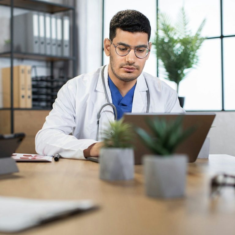 Online Arztberatung | TestoCare Telemedizin Männergesundheit Arzt in Online-Sprechstunde am Computer bei TestoCare für Testosterontherapie