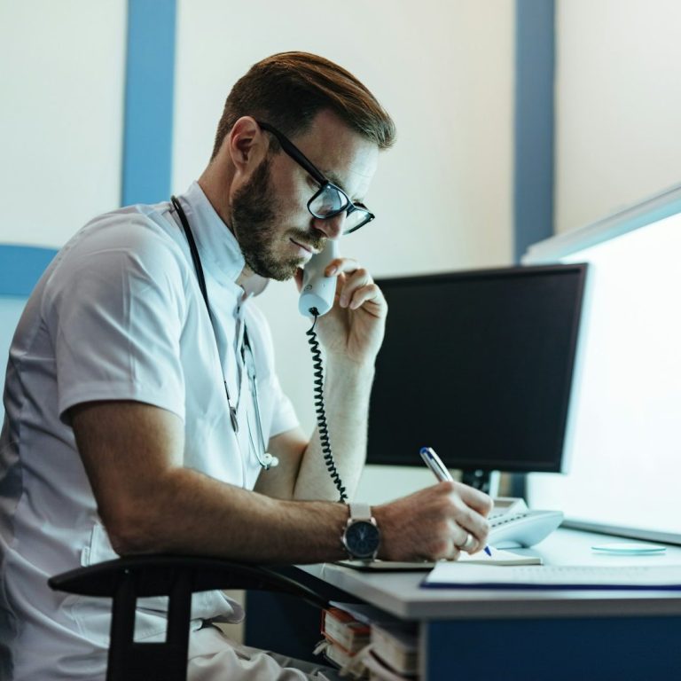 Online-Arztgespräch bei TestoCare – Telemedizin für Männergesundheit Arzt führt Online-Sprechstunde per Telefon und Computer bei TestoCare zur Testosterontherapie